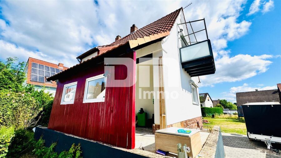 Kernsaniertes Einfamilienhaus mit Doppelgarage, großem Garten und Home-Office-Oase - Frontansicht